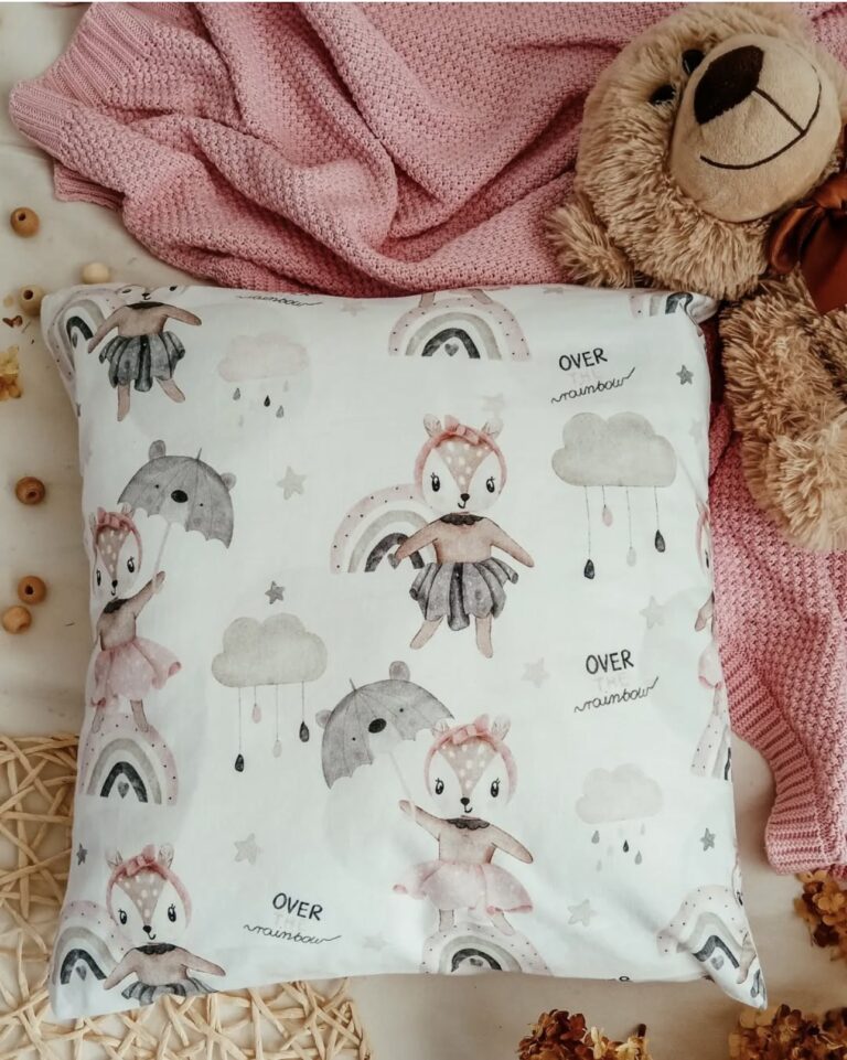 Ręcznie szyta poduszka dekoracyjna z materiałów z odzysku, ekologiczna i handmade.