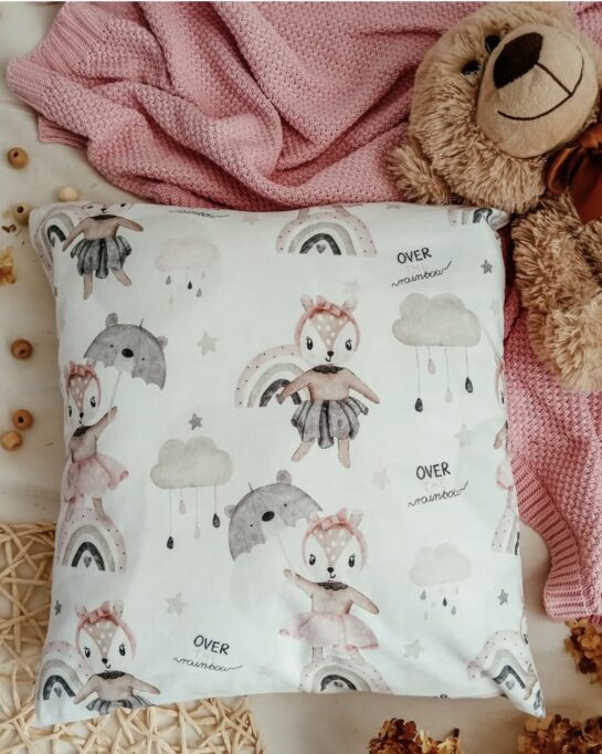 Ręcznie szyta poduszka dekoracyjna z materiałów z odzysku, ekologiczna i handmade.